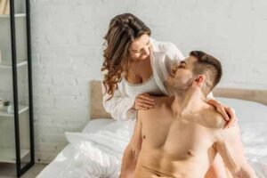 Using bay leaves for love manifestation in daily life